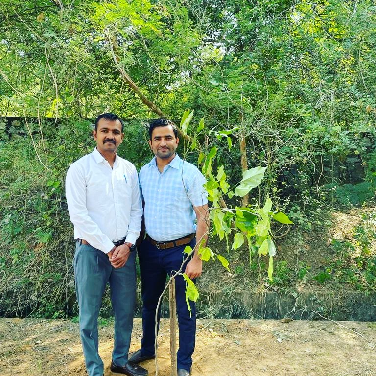 Puran_RAS's tweet photo. "आज महज छोटा सा एक कदम ही सही
पर पायेगा मंजिल जरुर, एक दिन..."
Plantation drive @ Harish Chandra Mathur Rajasthan State Institution of Public Administration, Jaipur 🌱🌱🌳🌳 #plantation
#saveearth 
#ras2021 https://t.co/47wm1GaYk4