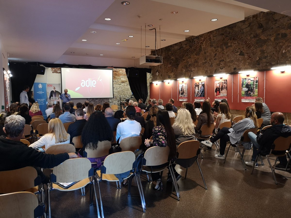ADEC_Corse's tweet photo. 💥#ADEC partenaire @Adieorg #Corse 
#ADIE Association pour le Droit à l'Initiative Économique
✔️@VINCIGUERRAlex Conseiller exécutif &amp; Président #ADEC était présent lors de la remise du 3000ème microcrédit #ADIE attribué à Chloé MARCHETTI jeune créatrice d’entreprise bastiaise.1/2 https://t.co/JtIkTs42WU
