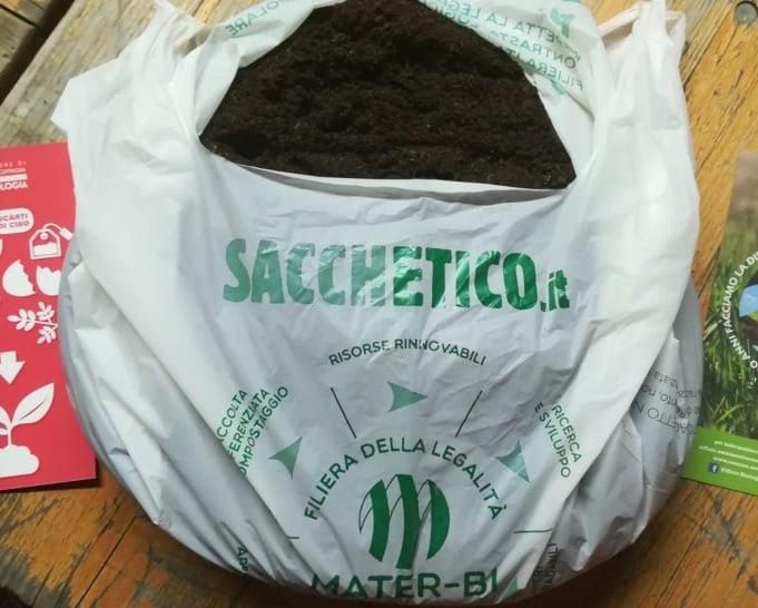 🤩 Le #bioplastiche fanno bene al #compost!
🔎 L'indagine condotta da #Biorepack tra i gestori degli impianti di #compostaggio ha rilevato come il corretto smaltimento dei prodotti in #bioplastica nell'organico contribuisca a generare compost di qualità: ansa.it/canale_ambient…
