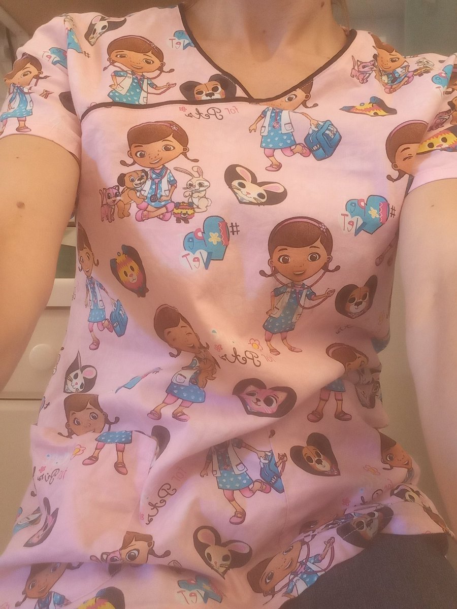 Doc_Natacha's tweet photo. Au bord de l'épuisement, elle décida que zut, elle serait Docteur La Peluche pour la dernière ligne droite de cette semaine ardue. 😝 #blousedujour #rosebonbon #dessinanimé https://t.co/CPoue0uHCv