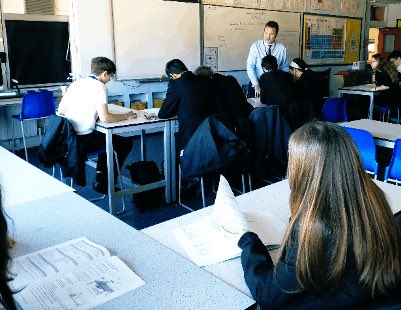 It’s revision time @StewardsAcademy! Year 11 students joined Mr Perrin to prepare for next years exams.The topic they focused on was waves and their properties. Well done! If you keep the hard work, the exam will only be a formality 👊🏽@yourharlow @Stewards_Head @StewardsSci