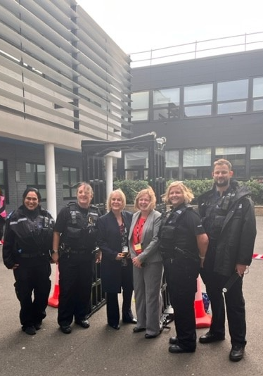 TVP_BerksEast's tweet photo. The Neighbourhood team, Westgate School &amp; partners ran a successful knife arch operation at the school on Wednesday.  Reassuringly no weapons were found. The operation was a chance for students to interact with police and ask questions around knife crime.
#P6083 https://t.co/gtB8GCzeYd