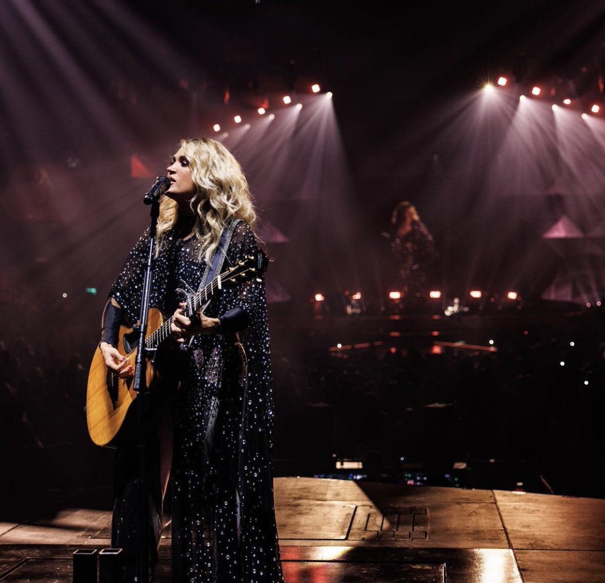 carrieunderwood's tweet photo. Such a crazy crowd last night @Rupp_Arena! Thanks for coming out, Lexington! You guys rock! 🔥 📸: @JeffJohnsonFilm  

https://t.co/Ichx6dugOD https://t.co/YdI8XaUlIq
