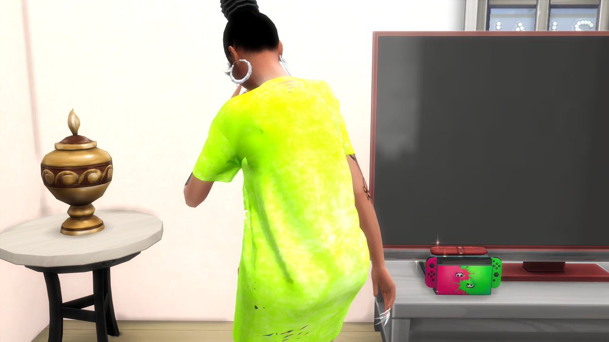 PrettyReaper93's tweet photo. Ashlynn is beyond depressed. She's going to find some flowers to put around the urn for her baby. She has to be strong because Zayne's funeral is in a couple days.  #TheSims #ModtheSims4 #CC #UrbanSims https://t.co/Wagzv34F1U