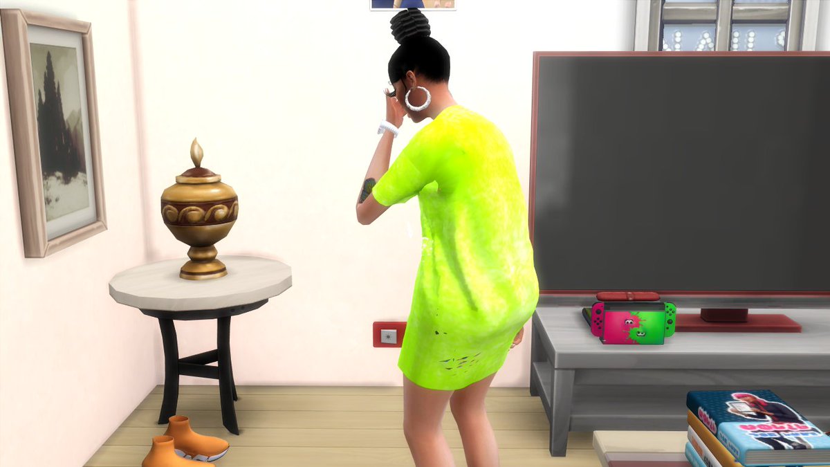 PrettyReaper93's tweet photo. Ashlynn is beyond depressed. She's going to find some flowers to put around the urn for her baby. She has to be strong because Zayne's funeral is in a couple days.  #TheSims #ModtheSims4 #CC #UrbanSims https://t.co/Wagzv34F1U
