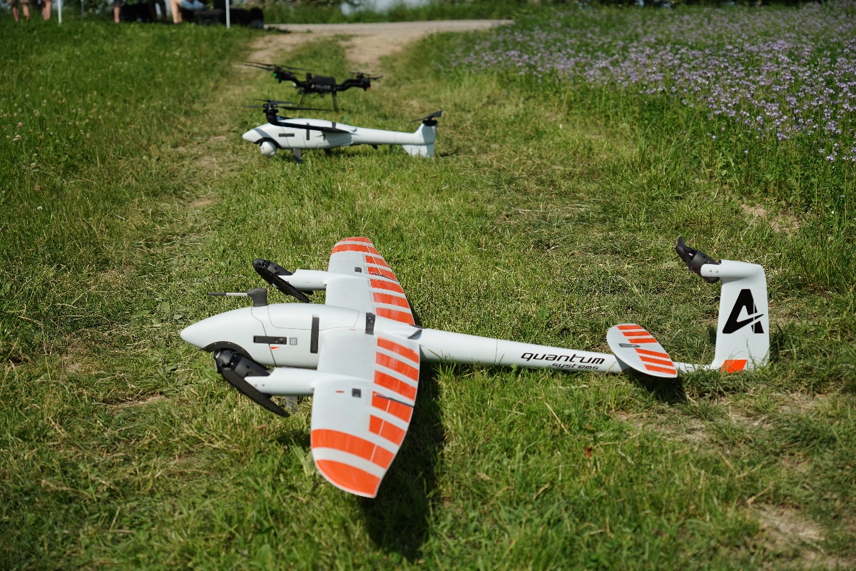 auterion's tweet photo. Multiple vehicles, one single brain: Auterion powers any type of autonomous vehicle, multirotors, fixed wing, VTOLs, and ground vehicles. Operators gain access to a diverse robotics fleet with a unified control and UI of the vehicles and the integrated payloads. ✅ https://t.co/tvwGA1iaFF