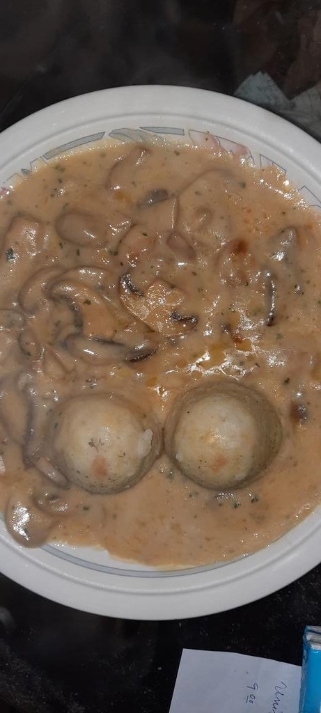 Heute Mittag hatte ich keine Zeit zum Mittagessen. Jetzt hatte ich einen Riesenappetit auf Rahmchampignons mit Semmelnödel