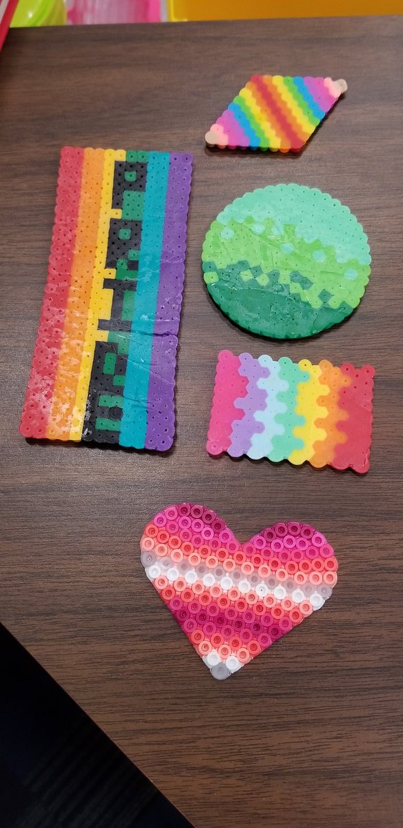 BCSMSHS's tweet photo. Library Makerspace Fun! 
Students being creative! https://t.co/6M82ZsT9vV