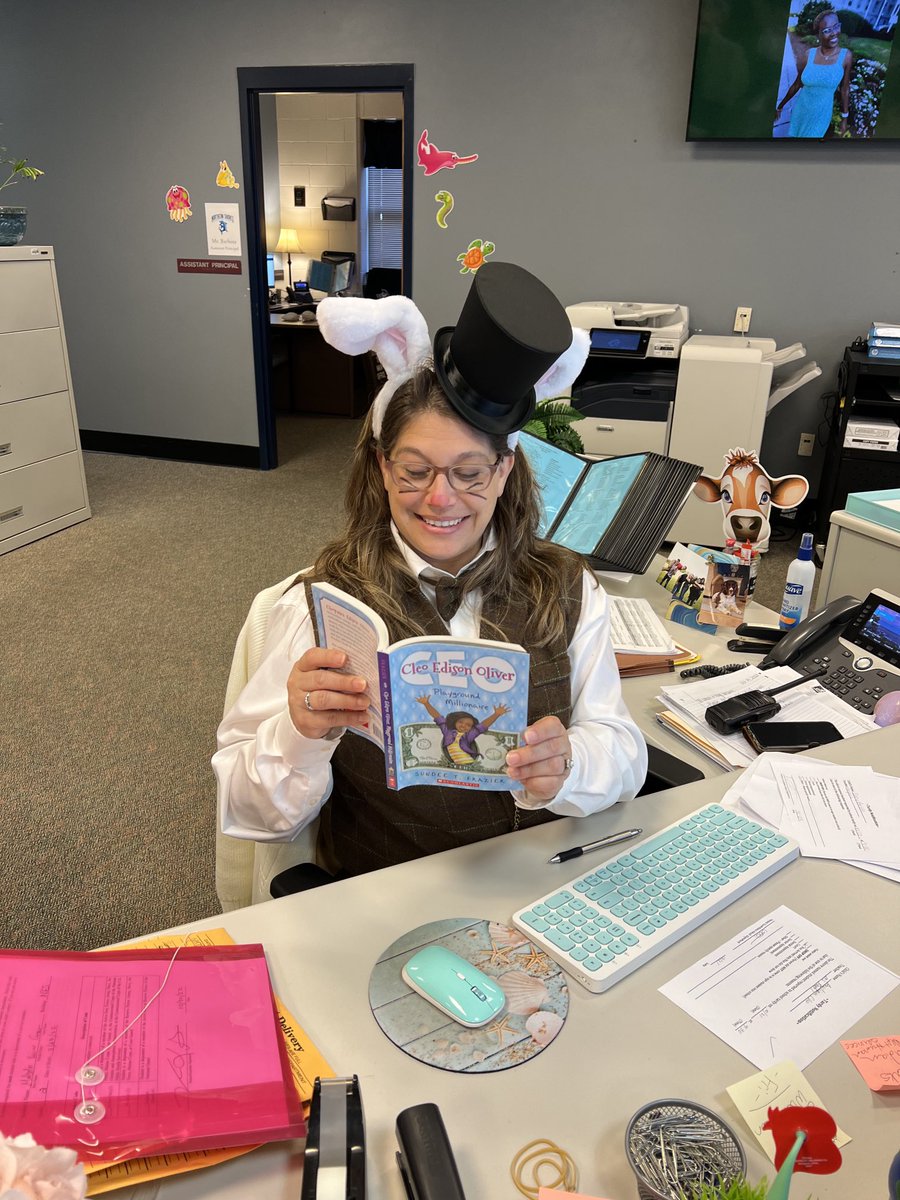 roberta_branch's tweet photo. Ms. Whear dressed as her favorite storybook character! Happy “All Suffolk Reads Day!” ⁦⁦@SufVAschools⁩ https://t.co/5i5MXnauH6