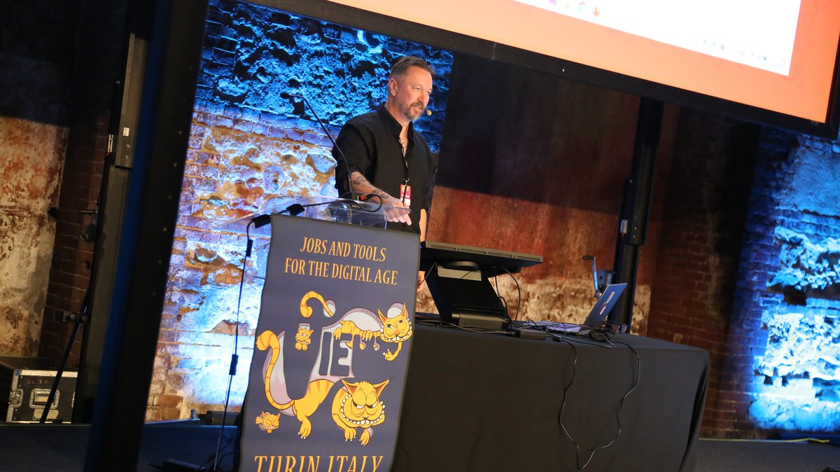 Dessignare's tweet photo. Discovering a New Creative Era with  @Wacom
 and MIKE JELINEK ( @Swarmrider) at @ViewConference

#wacom #creative #art https://t.co/nq3WA0y600