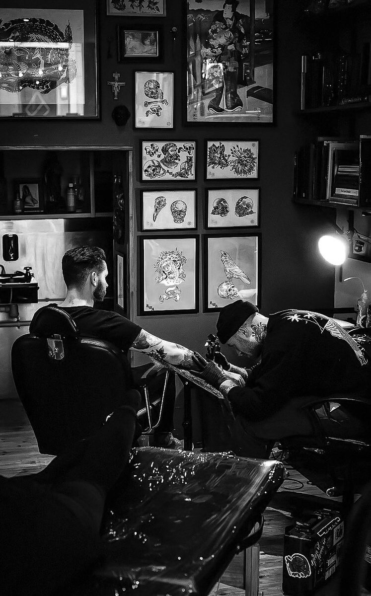 21 de outubro, 11:33am 

studio pronto.
Trabalho sendo executado com sucesso.

-Me pergunto como duas simples frases conseguem fazer com que meu corpo seja tomado por alívio e felicidade tão rapidamente.