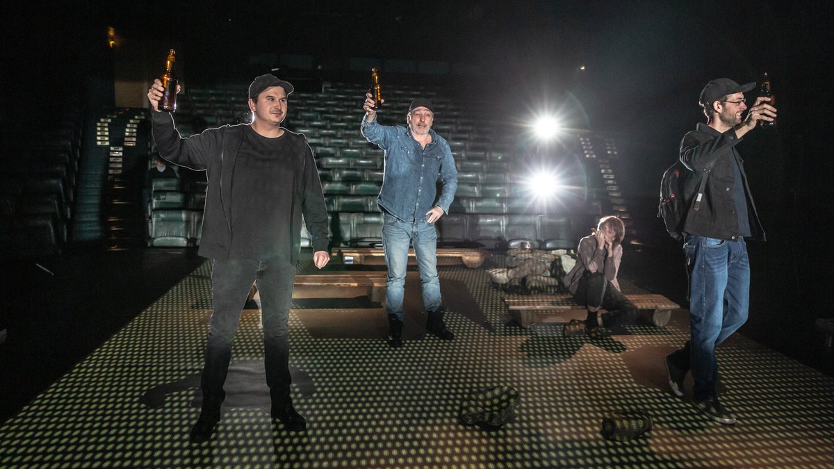 První „letošní“ blok OTEC HLÍDÁ DCERU hlásí vyprodáno! Nedostali jste se na dnešní či zítřejší reprízu? Nezoufejte!

Jedna z posledních novinek od <a href="/Cinohra_ND/">Činohra ND</a> se k nám na jeviště vrátí už v lednu a vstupenky jsou již v prodeji 😉

🎟 👉 bit.ly/OTEC_HLÍDÁ_DCE…