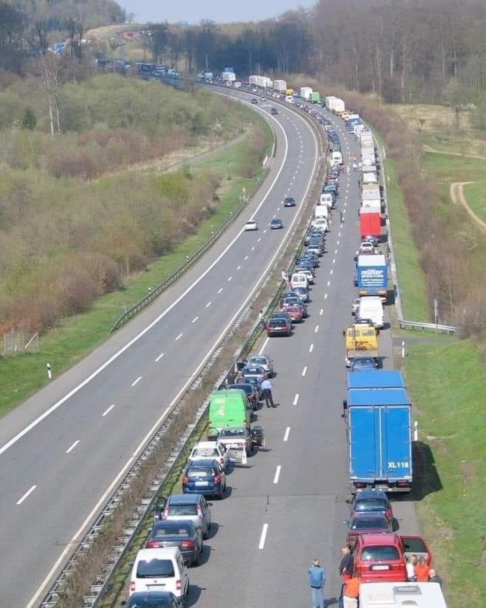 In Germany it's required by law when traffic comes to a halt, drivers must move to the edge off each side to create an open lane so emergency vehicles can pass . This type of regulation and road education must become mandatory in every country. It saves lives👏