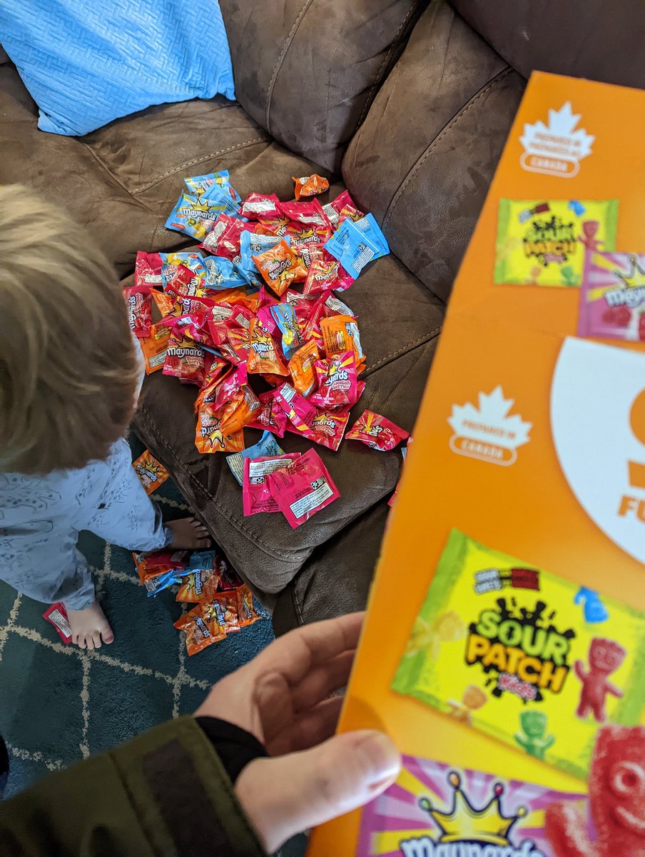 ryanovision's tweet photo. Thanks @MDLZ @SourPatchKids for advertising and labeling the package multipack with  @SourPatchKids included...oh wait..my bad..not included. False advertising much? Disappointed kid over here. https://t.co/xJKvYNM6zy