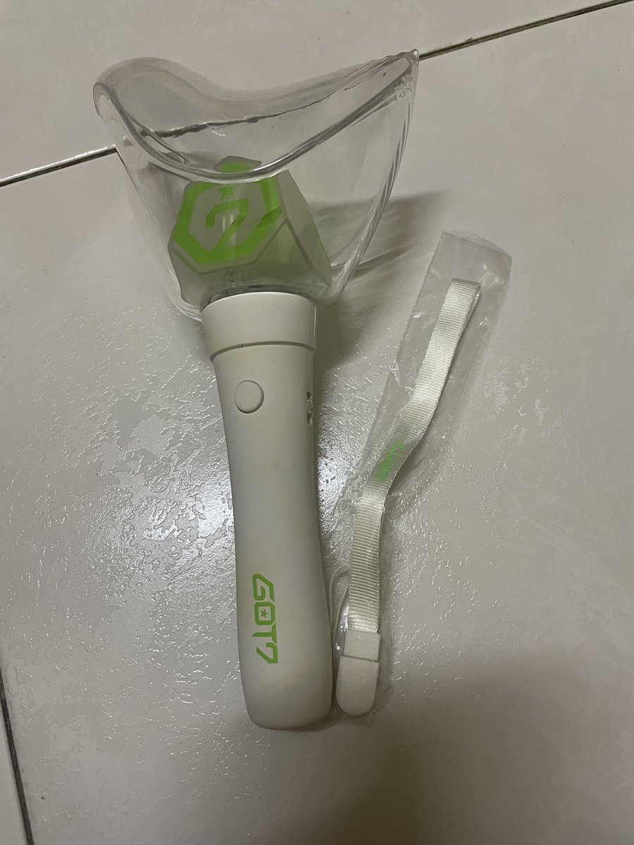 vichole_wong's tweet photo. Selling out Got7 lightstick
DM me for details
Is new and didn't use before 
#pasarGOT7 https://t.co/uI344qkkHh