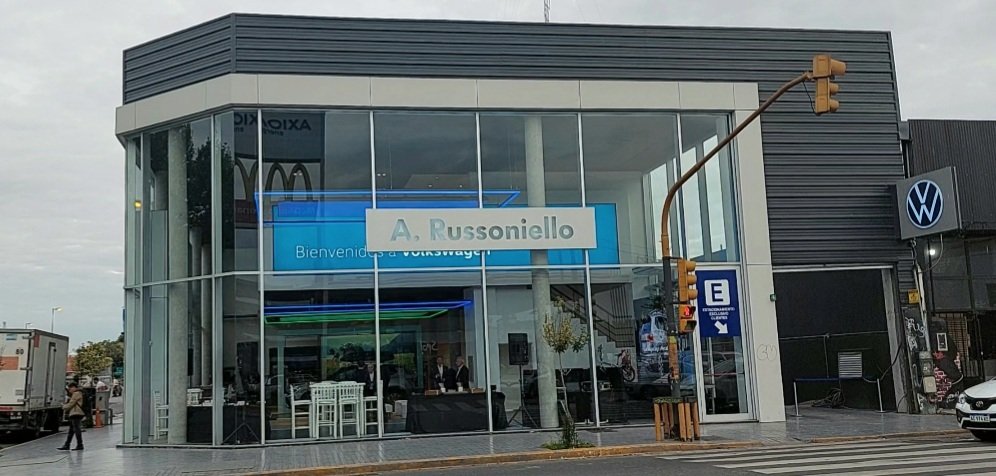 autoexecutiveAR's tweet photo. 🔝 Esquina emblemática: Rólon y Panamericana en Boulogne. En noche de gran festejo inauguración de otra #VW de #Russoniello que lleva el New Brand Desing de @vwargentina 📽 Mirá en #AutoexecutiveTV cómo es la flamante concesionaria 👉https://t.co/if3QOvlw51 https://t.co/eg8q5c5jEF