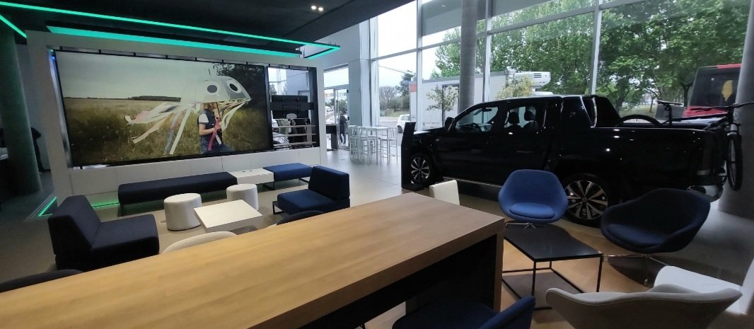 autoexecutiveAR's tweet photo. 🔝 Esquina emblemática: Rólon y Panamericana en Boulogne. En noche de gran festejo inauguración de otra #VW de #Russoniello que lleva el New Brand Desing de @vwargentina 📽 Mirá en #AutoexecutiveTV cómo es la flamante concesionaria 👉https://t.co/if3QOvlw51 https://t.co/eg8q5c5jEF