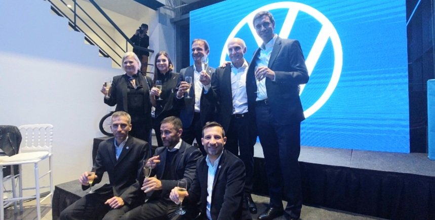 autoexecutiveAR's tweet photo. 🔝 Esquina emblemática: Rólon y Panamericana en Boulogne. En noche de gran festejo inauguración de otra #VW de #Russoniello que lleva el New Brand Desing de @vwargentina 📽 Mirá en #AutoexecutiveTV cómo es la flamante concesionaria 👉https://t.co/if3QOvlw51 https://t.co/eg8q5c5jEF