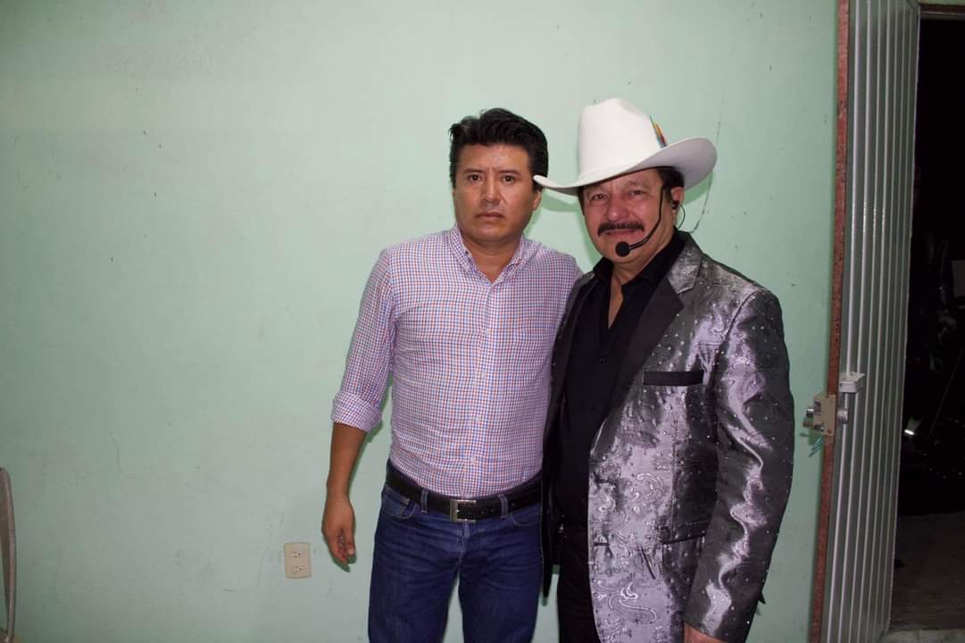 VillegsFaccundo's tweet photo. En entrevista y la foto del recuerdo con los @grupoinvasores de Nuevo León https://t.co/gyYXTFC6U0