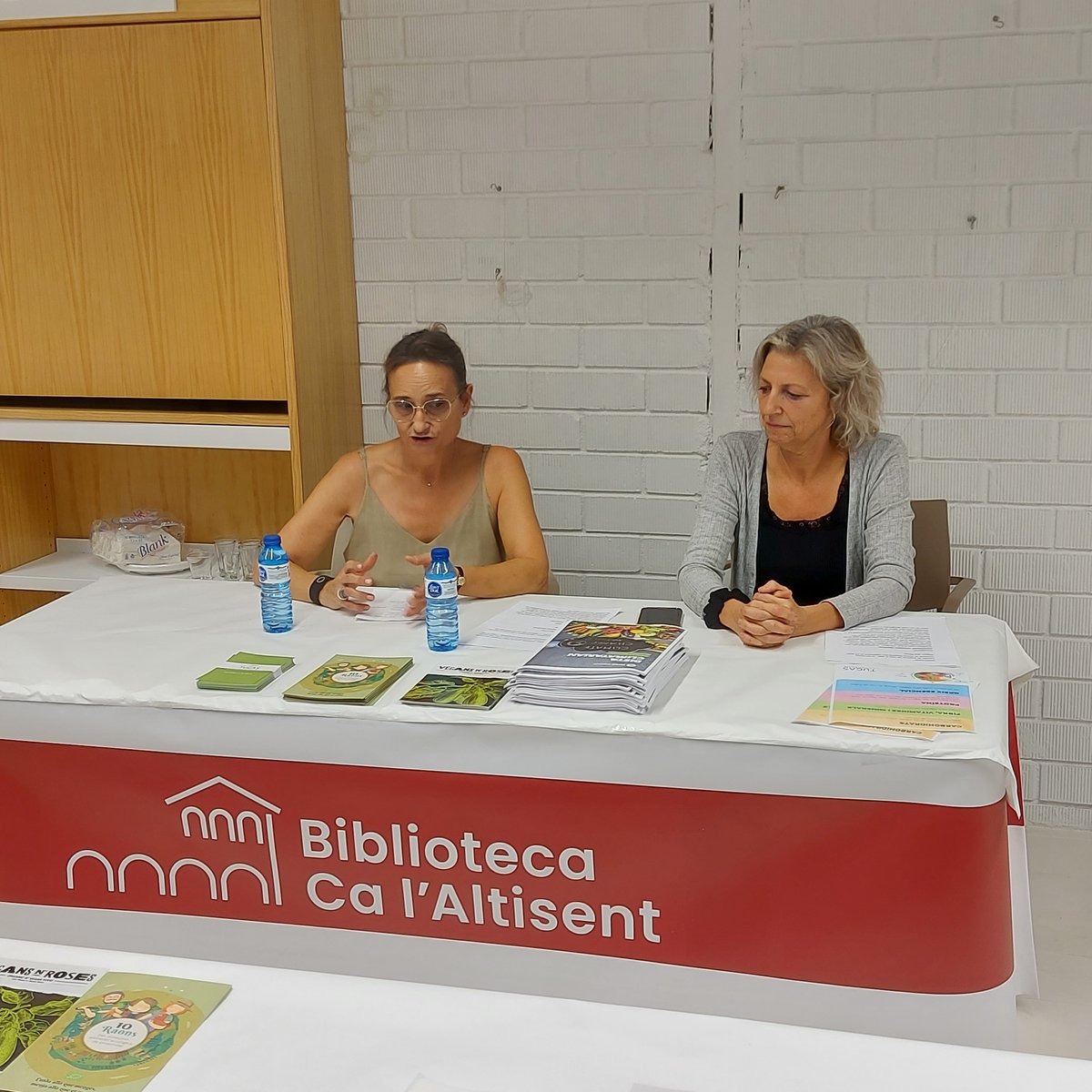 santclimentbib's tweet photo. Ahir vam tenir un taller sobre alimentació saludable a càrrec de @tugasicompanyia i vam aprendre sobre quin tipus d'alimentació és més beneficiosa per al nostre cos 🥝🍊🍋🥦🌰
#alimentaciosaludable
#setmanabio2022
#alimentsdetemporadaiproximitat
#km0
#comerçdeproximitat https://t.co/qn2nLX54OC