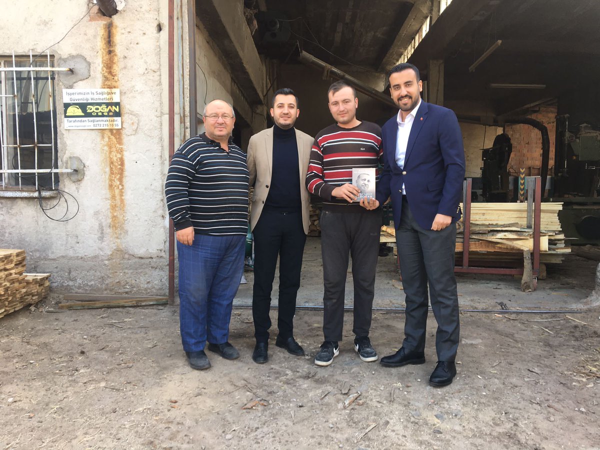 MKYK üyemiz <a href="/omarkerkuklu/">Ömer Kerküklü 🇹🇷</a> ve Başkanımız <a href="/ethemkarahan03/">Ethem KARAHAN</a>, genç esnaflarımızdan Mustafa kardeşimizi iş yerinde ziyaret etti.😊

Tüm esnaflarımıza bol bereketli kazançlar dileriz.👨‍🔧