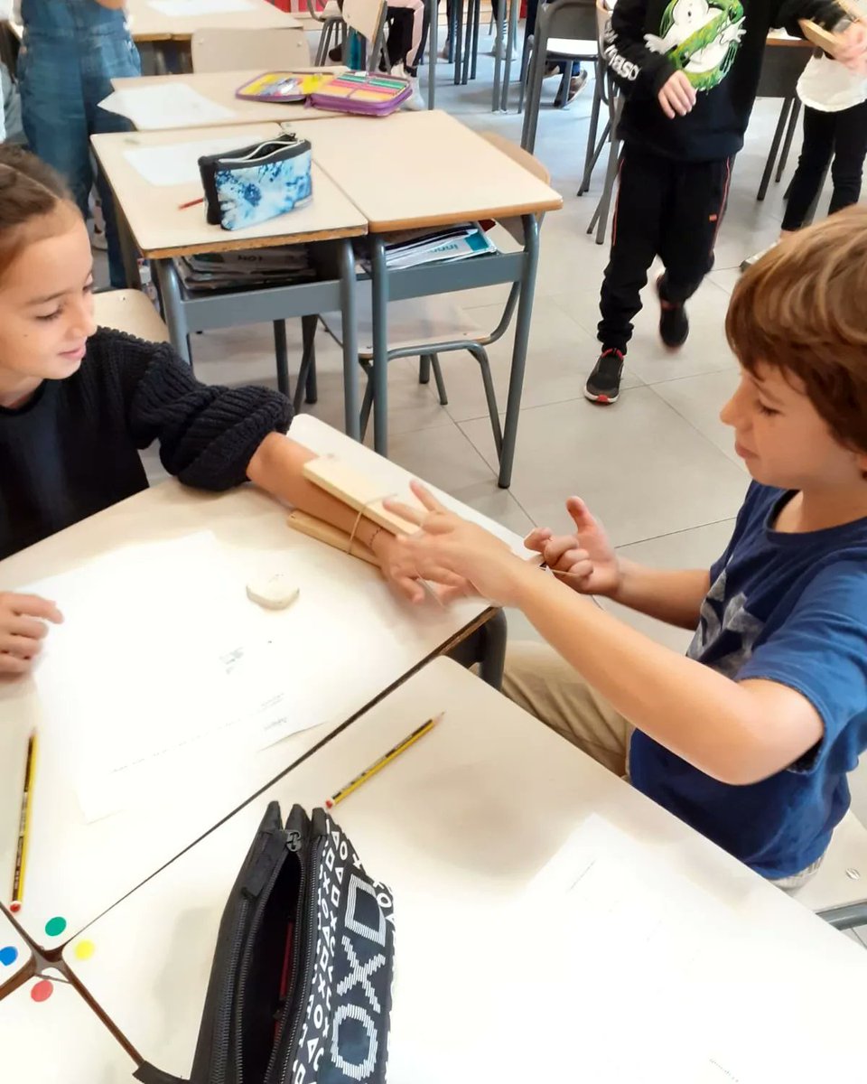 epiasabadell's tweet photo. QUÈ PASSARIA SI NO TINGUÉSSIM ESQUELET?
A tercer de primària ja hem començat a fer activitats per poder respondre a la nostra pregunta! Cerquem, investiguem, ens ajudem i col·laborem. Treballant cooperativament de segur que trobarem la resposta.
#SUMMEMPIASABADELL https://t.co/0HMn8esJIW