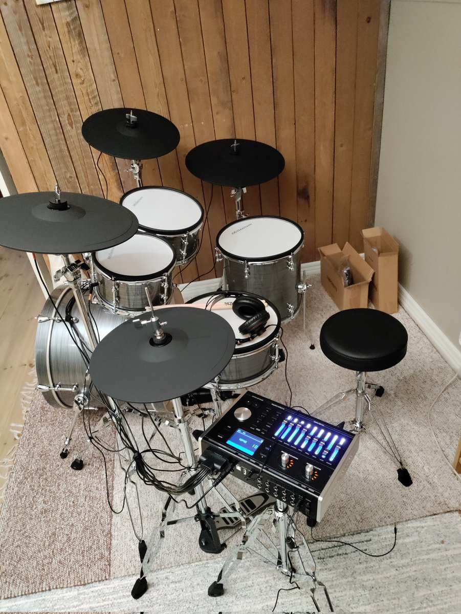 Oh yeah almost forgot check out my new drum-set :D