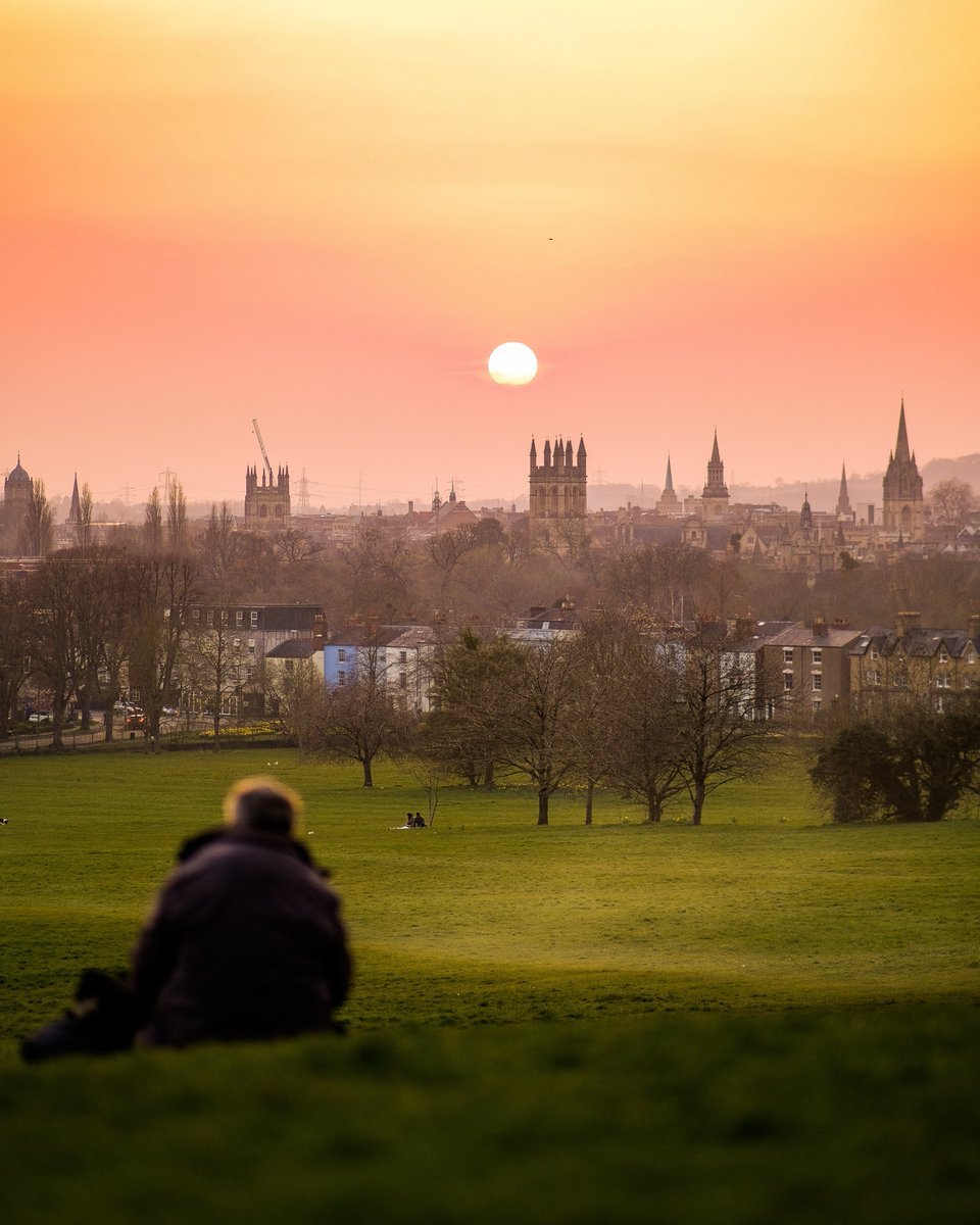 UniofOxford's tweet photo. Watching the sun set over Oxford 😍

📷 | @yushi_zhao https://t.co/Zuge58VhXW