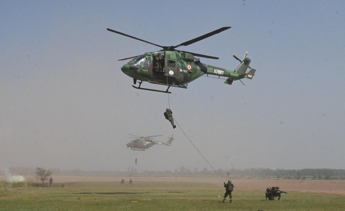 westerncomd_IA's tweet photo. GOC #RisingStarsCorps reviewed the Operational preparedness wherein, he witnessed a coordinated action of #IntegratedOperations and appreciated the stellar proficiency displayed by spirited warriors of the Corps.
#IndianArmy
#InsStrideWithTheFuture
@adgpi https://t.co/CMew63vV9H