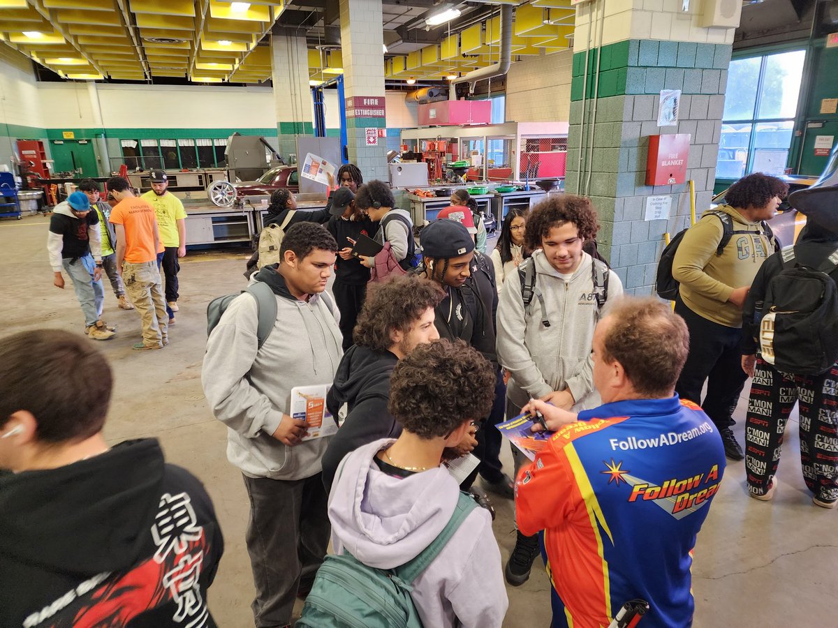 jayfollowadream's tweet photo. We had a great time at Madison Park Vocational Technical school yesterday! Jay loves motivating you g students to follow their own dreams! #NHRA #FollowADream #MadisonPark #PermatexTraining #ScottShopTowels #BlindCrewChief #VPfuel #Clevite #ShopCrane #SafetyKleen #Miller #Mahle https://t.co/WRMtUXQfvJ