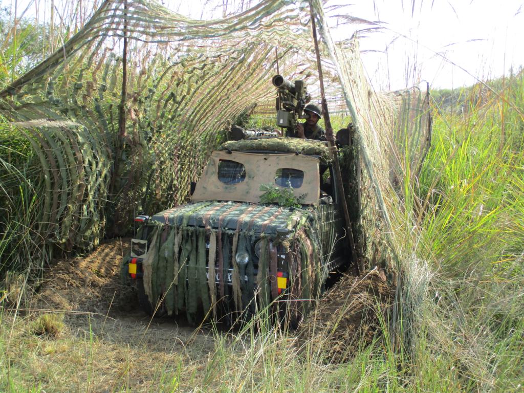 westerncomd_IA's tweet photo. GOC #RisingStarsCorps reviewed the Operational preparedness wherein, he witnessed a coordinated action of #IntegratedOperations and appreciated the stellar proficiency displayed by spirited warriors of the Corps.
#IndianArmy
#InsStrideWithTheFuture
@adgpi https://t.co/CMew63vV9H