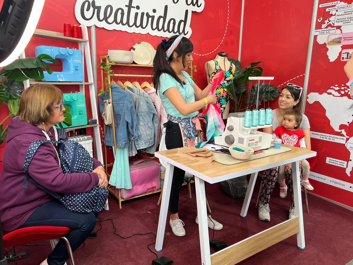 JanomeChile's tweet photo. Ahora mismo en @tumateriaprima estamos haciendo un traje de baño 👙🩱Aprende de la forma más divertida con estas súper demostraciones en vivo ❤️
#materiaprima #aprenderacoser #janome #chile #expo #tutorial #diy #moda #costurafacil #fabricantes #tecnologiajaponesa #janomemakes https://t.co/r9PKt1k19d