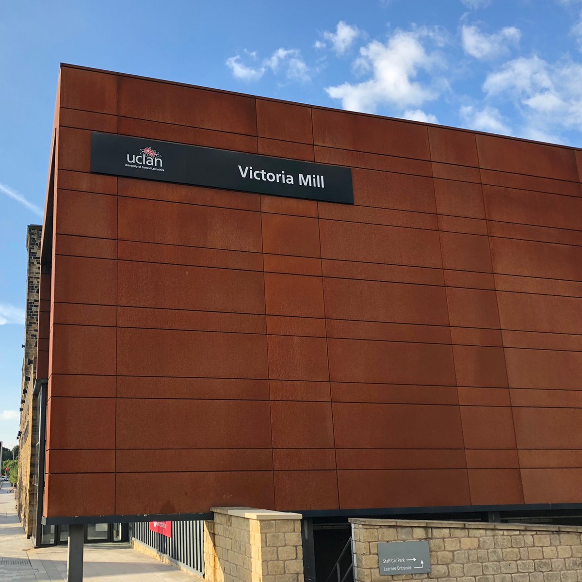 pfi_signs's tweet photo. This high-level tray sign is installed on an impressively textured Corten facade, part of the rebranding of Victoria Mill for @UCLan the University of Central Lancashire.

#branding #signage #education #university #installation https://t.co/kgvYqRF6x4