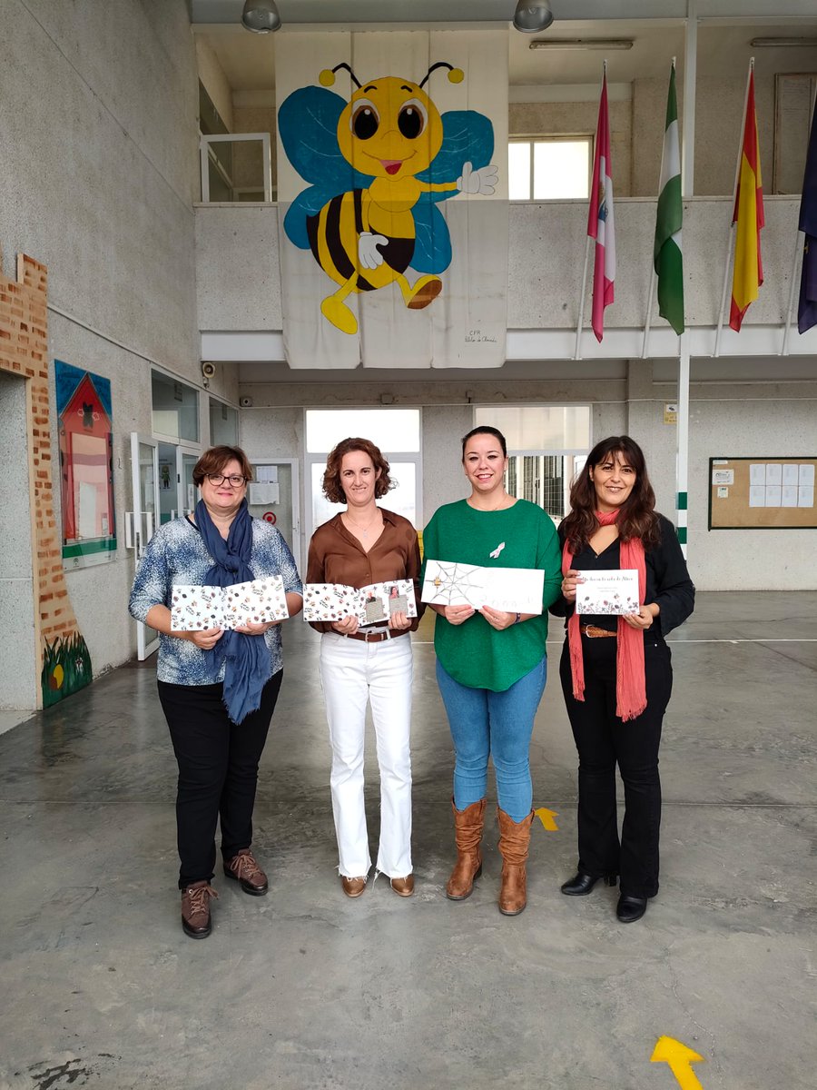 polavide's tweet photo. /Un día en la vida de Alma 🐝🐝
Agradecemos el detallazo de la Asociacion de Apicultures de Andalucía y el #ayuntamientodepradodelrey , al hacer hoy entrega al alumnado del pequeño cuento sobre la vida de las abejas, escrita por #miguelangelrinconpeña e #isabelfabero. ¡¡Gracias!! https://t.co/c9XYH3M8NH