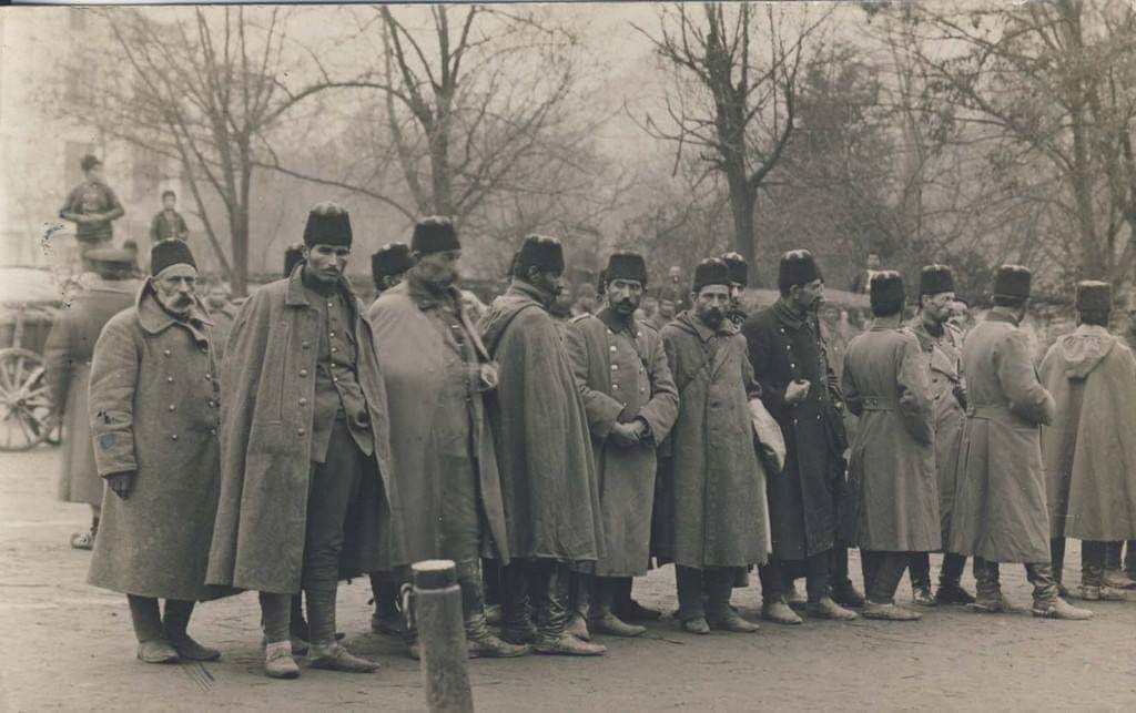 gokhnkaratas_73's tweet photo. #Kircaali Müfrezesi komutani Ali Yaver paşa ile esir alınan Subay kadrosu ;
28 ekim 1912 tarihinde Kırcaali müfrezesi 252 subay 8879 er 772 hayvan 8700 tüfek iki ağır makinalı tüfek ve 8 dağ topu mevcudu ile general Geneff emrindeki Bulgar güçlerine teslim olmuştur https://t.co/bNXFYrqGkx