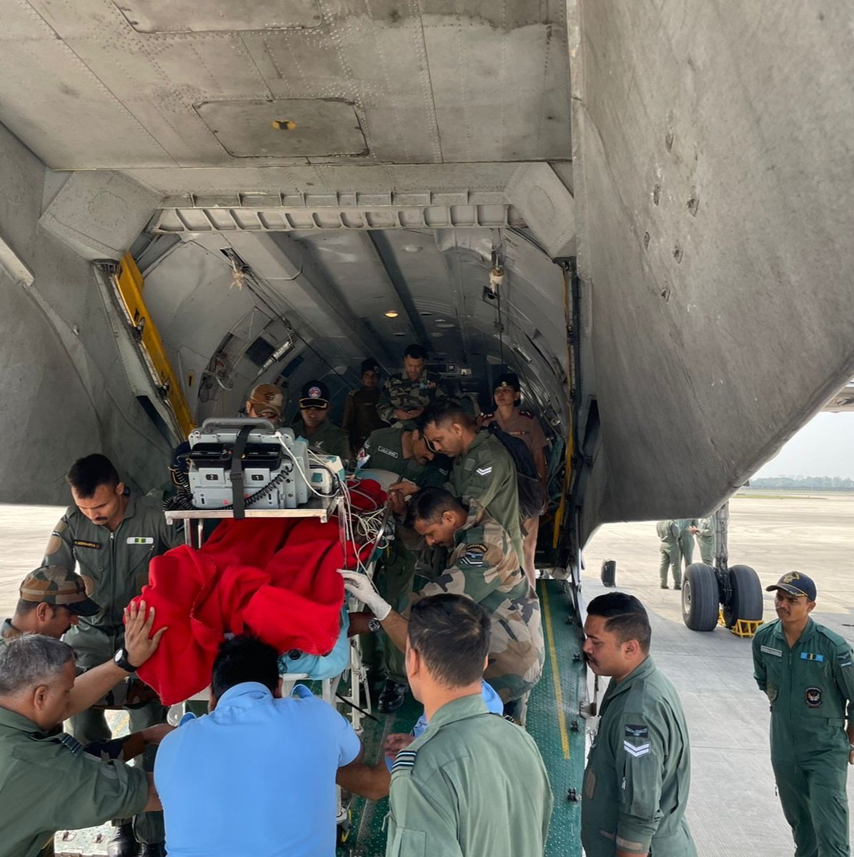 westerncomd_IA's tweet photo. #CommandHospital #WesternCommand received five critically injured workers of GREF involved in a road accident at Sasoma-Saser La sector of Leh. A specialist team of #ArmyDoctors promptly
conducted emergency surgery.  Presently their condition is stable.

#IndianArmyCares
@adgpi https://t.co/uejirI8mve