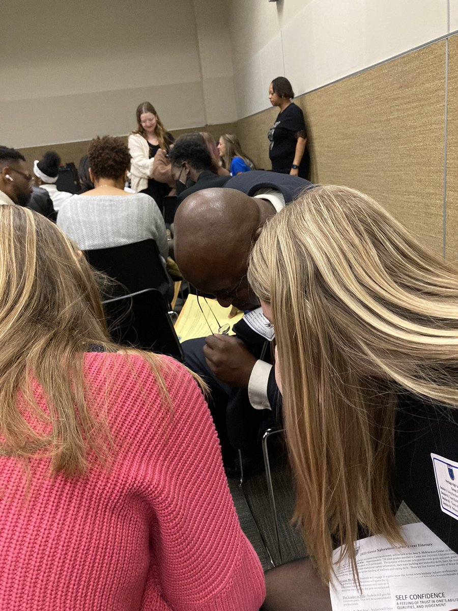 a boring world XI tweet media