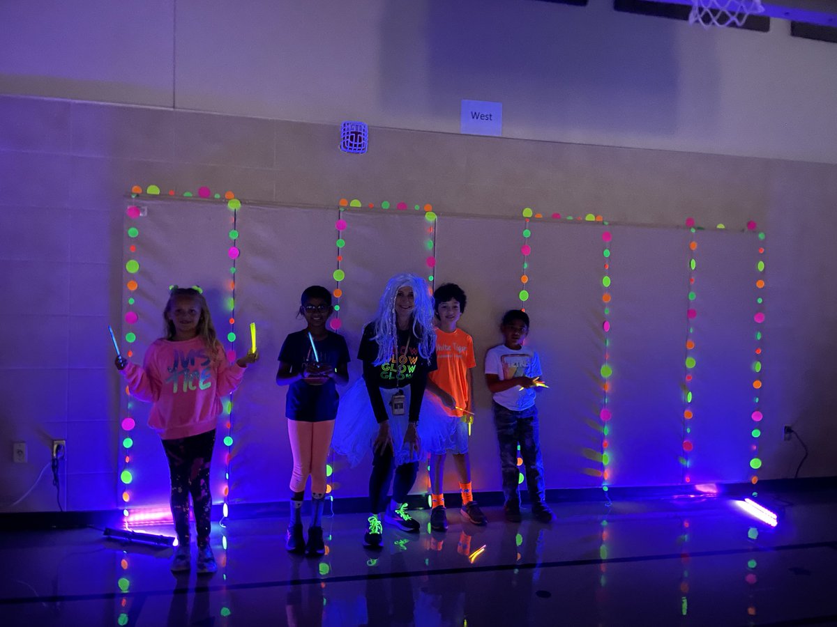 We are glowing during Liscano Laps ⁦<a href="/LiscanoElem/">Liscano Elementary School</a>⁩ #rockyourschool #getyourteachon #LiscanoEXTRA5 #FISDWeAreOne