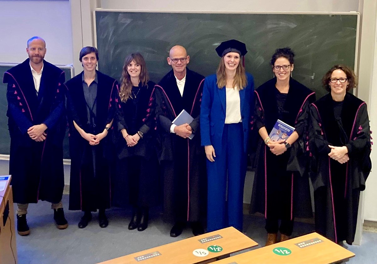 Again a new Doc on the @Reva_UGent -block. Eveline Van Looveren defended succesfully & in style her joint- PhD @ugent @VUBrussel 'How does sleep interfere with chronic spinal pain?” under supervision of @BarbaraCagnie @MiraMeeus @KellyIckmans @omairess Congrats Dr.Eveline 👏👏👏