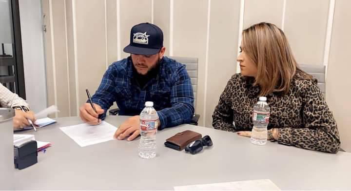 shmov12's tweet photo. 🏡 ANOTHER SUCCESSFUL CLIENT GOT  KEYS ✍🏽🔑🤝🙌🏽

 CONGRATULATIONS💐🎉💐  to The Brandon Family Dillon Frederick and Brittney Frederick on the new address, the new house, and all of the new experiences that you will have as a homeowner!
Enjoy your new home😊 .
Congrats once more🤝 https://t.co/j2lJv53LId