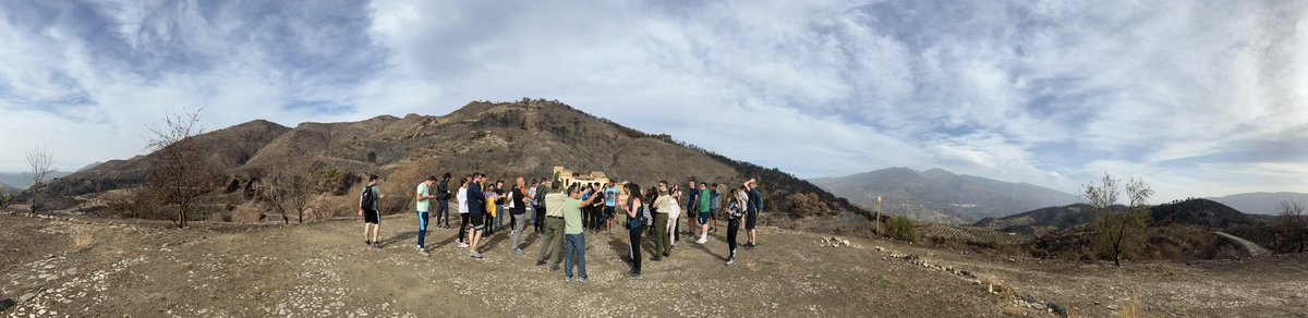 ElisaOtra's tweet photo. Parada 1️⃣0️⃣: con Javier y Antonio de la @AndaluciaJunta reflexionamos sobre gestión forestal e #incendios. Nos cuentan las medidas de emergencia tras el #IFLosGuajares e ideas de restauración a medio y largo plazo. ¿Gestionamos el monte centrándonos demasiado en los incendios? https://t.co/2lMIoKnVFD