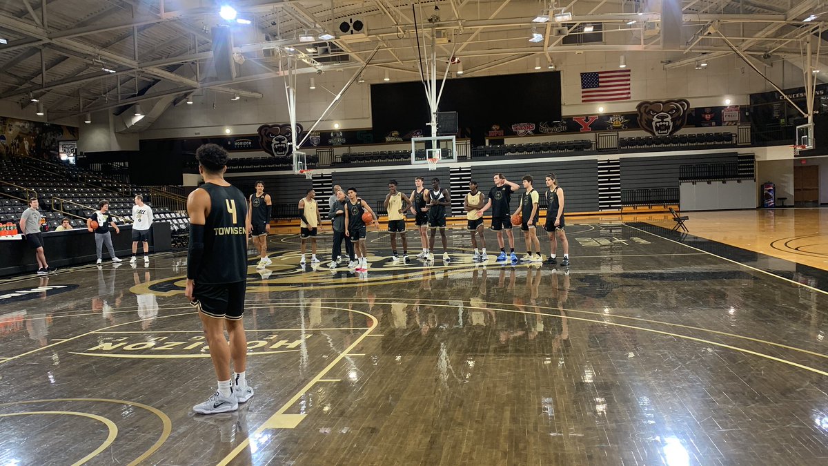 SamSmith_Writes's tweet photo. Big media day for Oakland men’s/women’s basketball. Live sports are back! https://t.co/6Li20pLNgo