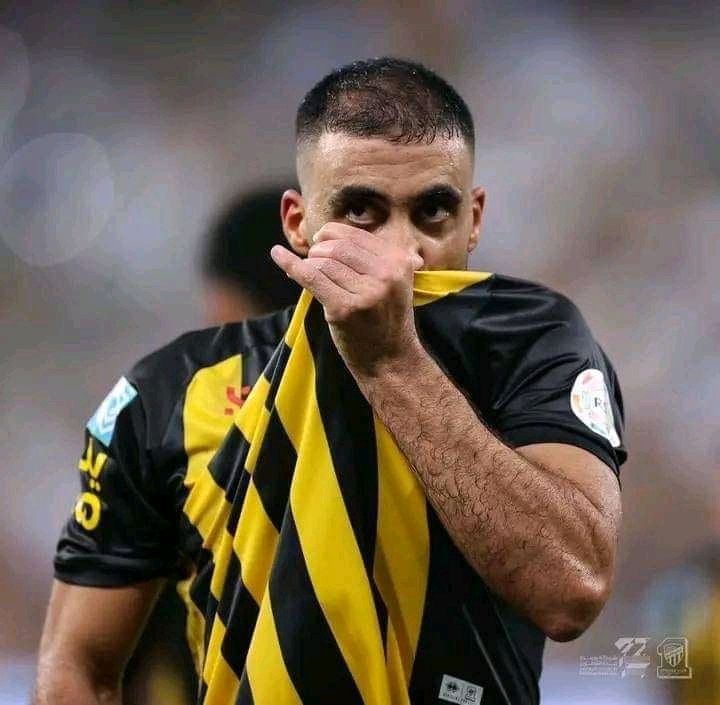 غادر المنتخب في نادي النصر 
وعاد للمنتخب من نادي #الاتحاد

بوابة الكبار تُعيد الاساطير للواجهة دائماً، وتضعهم في مكانهم الطبيعي 🔝🔝🔝