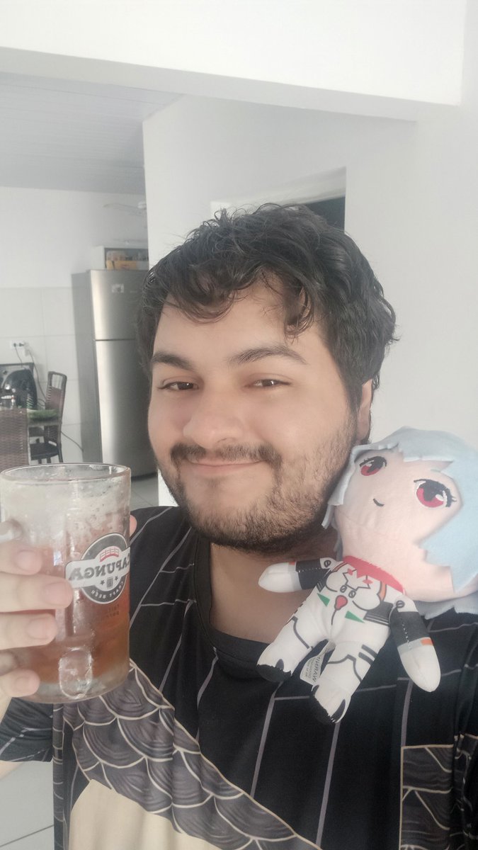 FelipeVillas7's tweet photo. Eu, Rei Chiquita e uma cerveja gelada pra apoiar a dourada
#RNGWIN
#GoRoyal https://t.co/DhS0jU3GOt