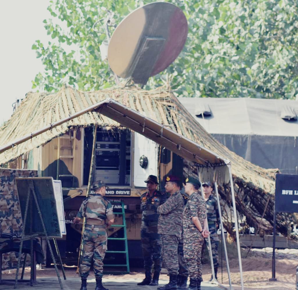 Resonant_News's tweet photo. ๐ฎ๐ณ GOC #RisingStarsCorps reviewed the #Operational preparedness wherein, he witnessed a coordinated action of #IntegratedOperations and appreciated the stellar proficiency displayed by spirited warriors of the Corps.
- Western Command, Indian Army https://t.co/4kx7tzdl96