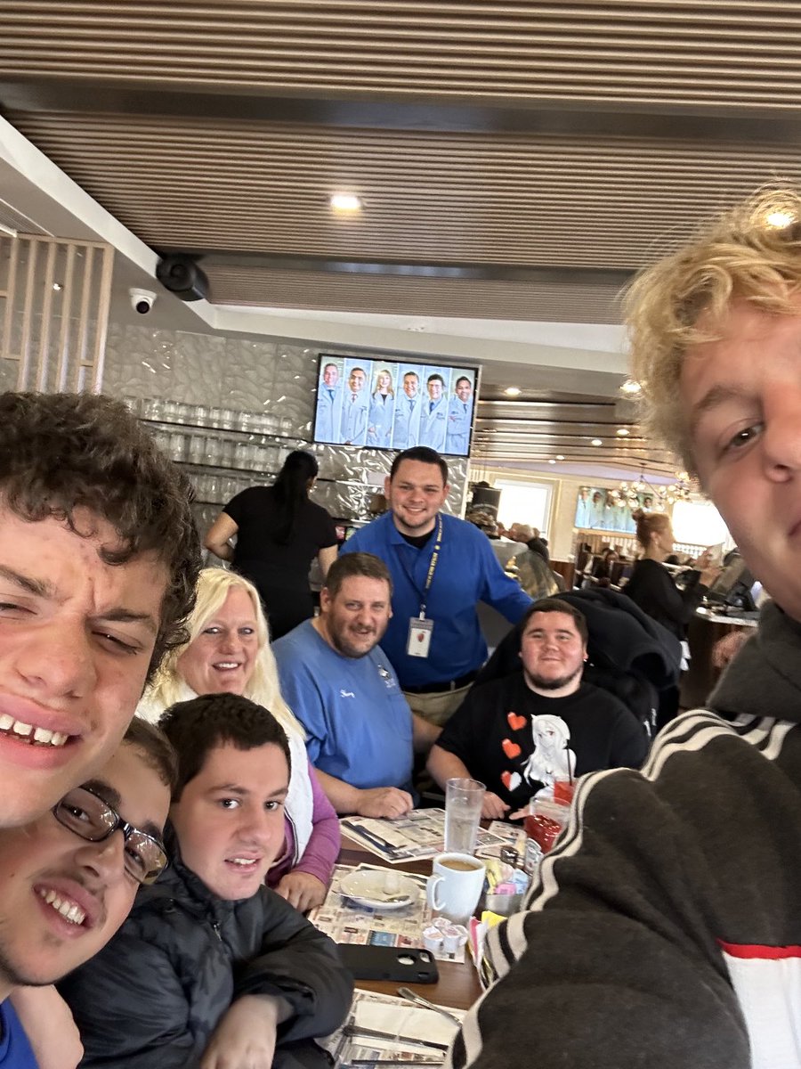 Basketmomma7's tweet image. Happy Friday 🙌
Who doesn’t love the Pompton Queen ?🍔🌭🥗
It’s Jack and my favorite!
#independence #transitioned
#wearebutler #Communityfun 
#SEL #bulldogs out on the town 💙💛