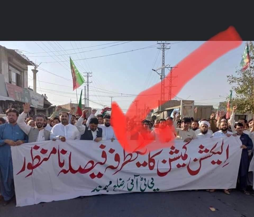 aghaffarkhan05's tweet photo. یوتھیوں کو 100% پہلے سے پتہ تھا کہ
نیازی کو توشہ خانہ کیس میں نااہل کیا جائیگا
کیونکہ دن دہاڑے چوری میں پکڑا گیا ھے
اسلئے یوتھیوں نے پہلے سے احتجاج کے لئے بینرز
بنائے گئے ھے
ورنہ فیصلے کا تو ایک گھنٹہ بھی نہیں ھوا
انھوں نے اتنی قلیل لمحے میں کیسے یہ بینرز بنائے؟ https://t.co/KBIcdRKyvF