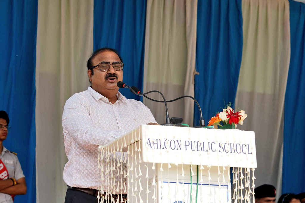 MamthaSays's tweet photo. #30thAnnualSportsMeet #AhlconPublicSchool 
Mr.Sanjay Kumar Ambasta Chief Guest reinforced that there is a budding sports enthusiast in each one of us &amp; we must make use of every opportunity available &amp; make time for playing at least one sport in our life time. Gratitude sir https://t.co/qrygEnhgDa