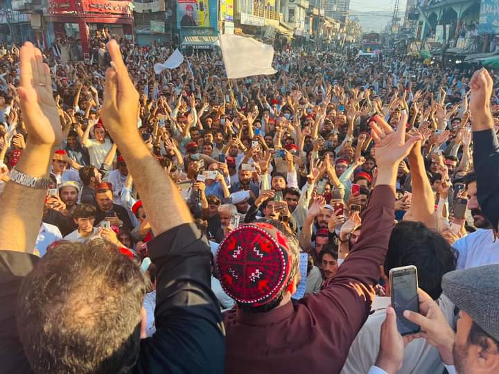 groonwazir786's tweet photo. قامي مبارزه دا سهي مبارزه دا حقیقي مبارزه دا۔ نه پارلیماني سیاست کوو نه د چانه ووټ غواړو نه پارلیماني کرسې غواړو نه په سړکونو د پارلیمانې کرسې بچ کوالو نه ګټلو د پاره راوځو۔مونږ خو امن غواړو شه ژوند غواړو په خپلو وسایلو خپل اختیار غواړو۔
بس حق غواړو
جواب غواړو
#LongLivePTM https://t.co/Mng6Kjvst2