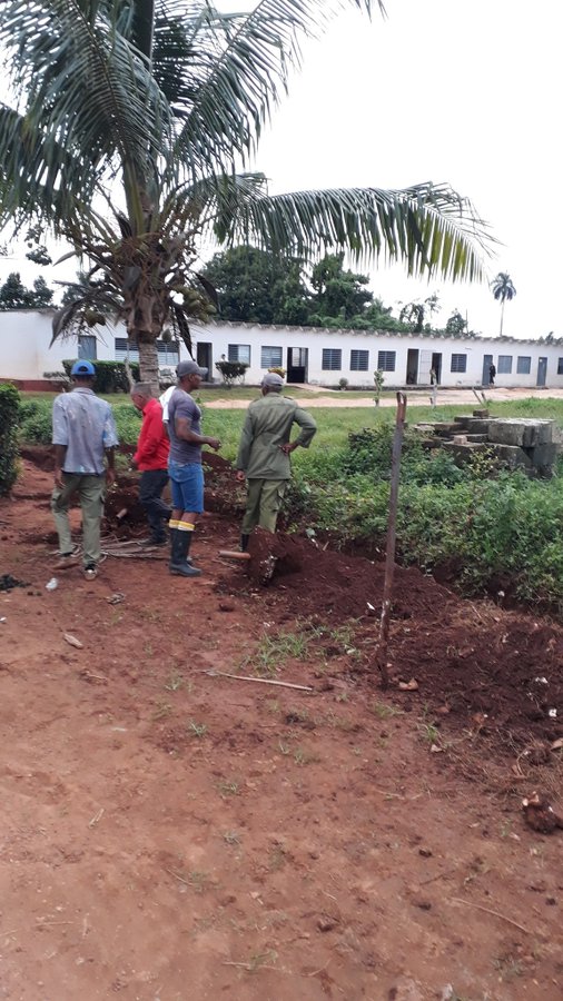 EmconsMatanzas's tweet photo. Los trabajadores de la @EmconsMatanzas realizaron chequeo de obras en el cercado perimetral de la escuela La Edad de Oro en Carlos Rojas, perteneciente al municipio de Jovellanos.

@SuselyMorfaG @mariofsabines @Ernesto_ChavezC @gpppmatanzas 

#CubaViveYTrabaja https://t.co/1N0kKBmHcJ